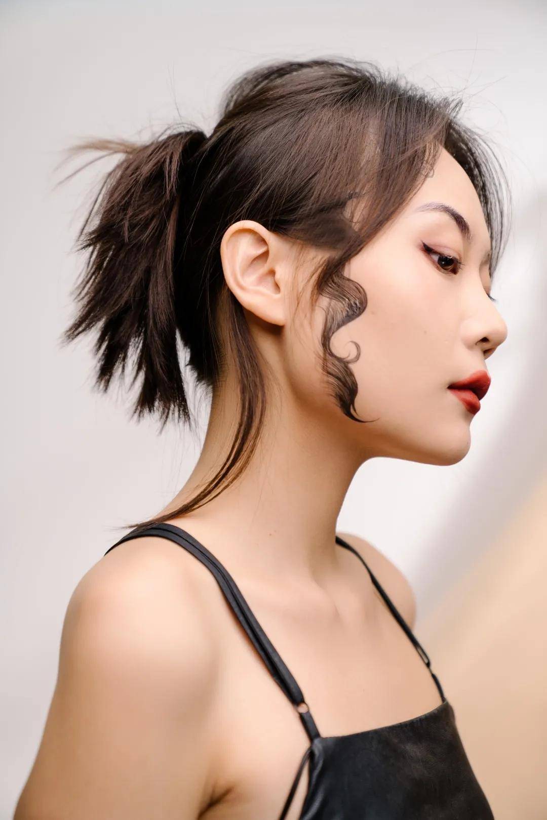 眼睛女明星人手一个的眼线贴火出圈了？这期美妆贴纸种草请收好！