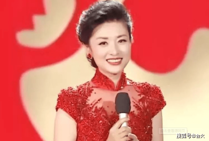 观众53岁周涛舞台上伤心痛哭！获男演员牵手安慰，穿白衬衫黑裙显年轻