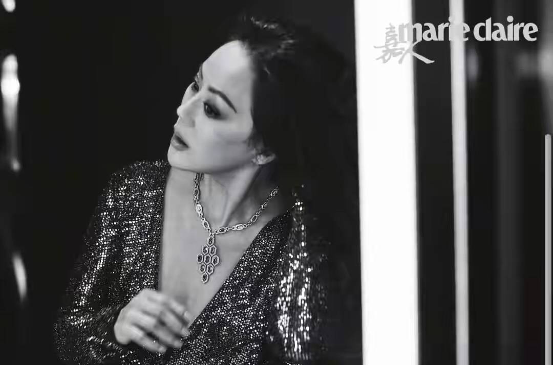 灯芯绒 58岁章小蕙好奢华！穿西装配半身裙看秀，俩鸽子蛋钻戒让人看羡慕