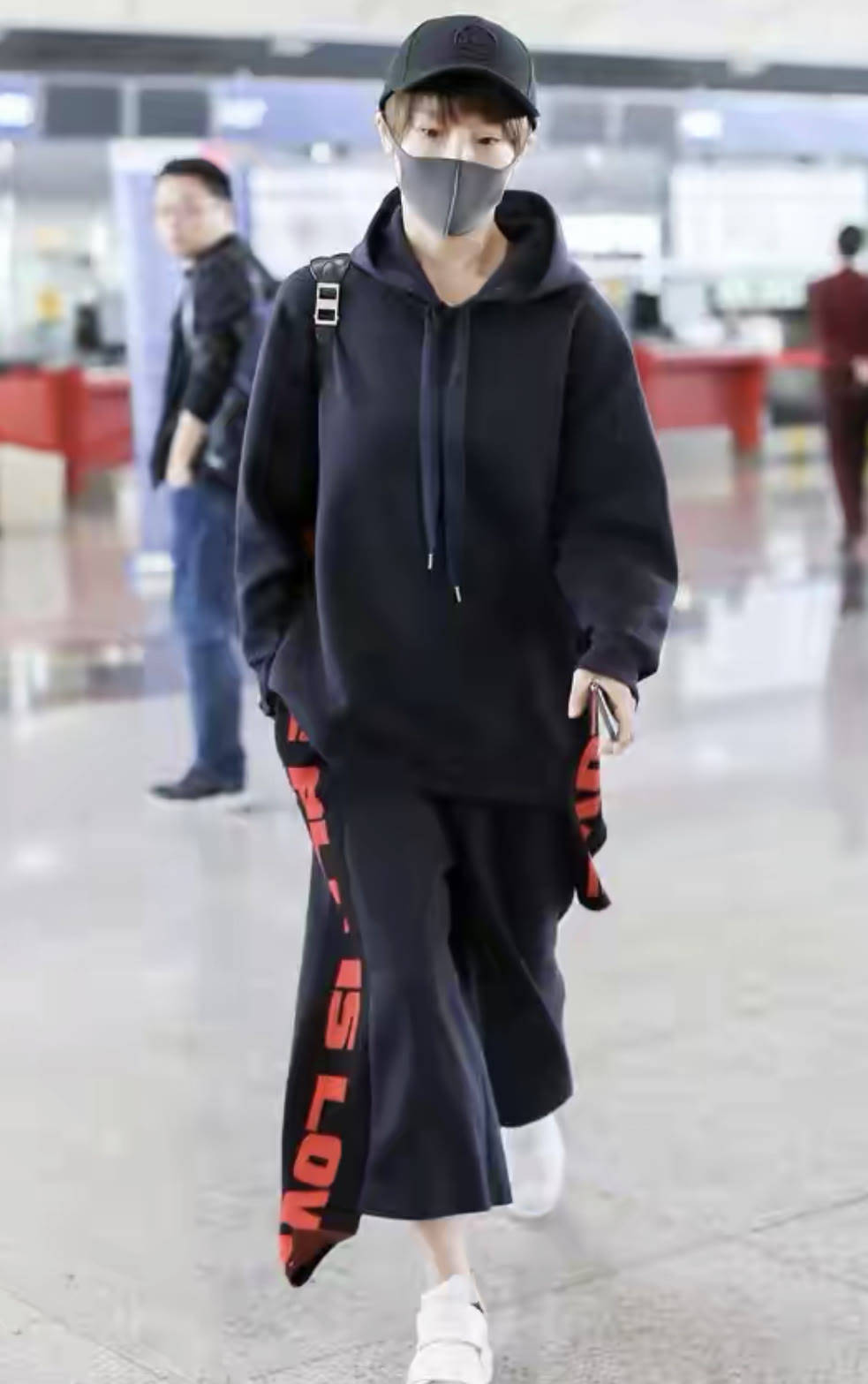 吴京 吴京爆火谢楠也变高调，一件卡通卫衣就要1万多，气质还像小姑娘