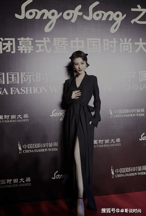 好身材 刘翔前妻葛天真敢穿，穿黑色开叉西装裙，白皙肤色好身材一目了然