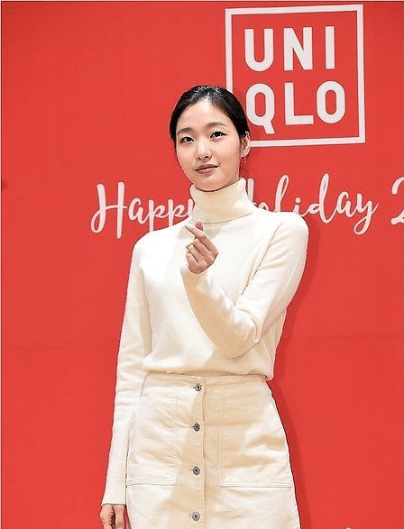 标准 金高银不是标准“韩美人”，但穿衣气质挺特别，针织衫穿出高级美