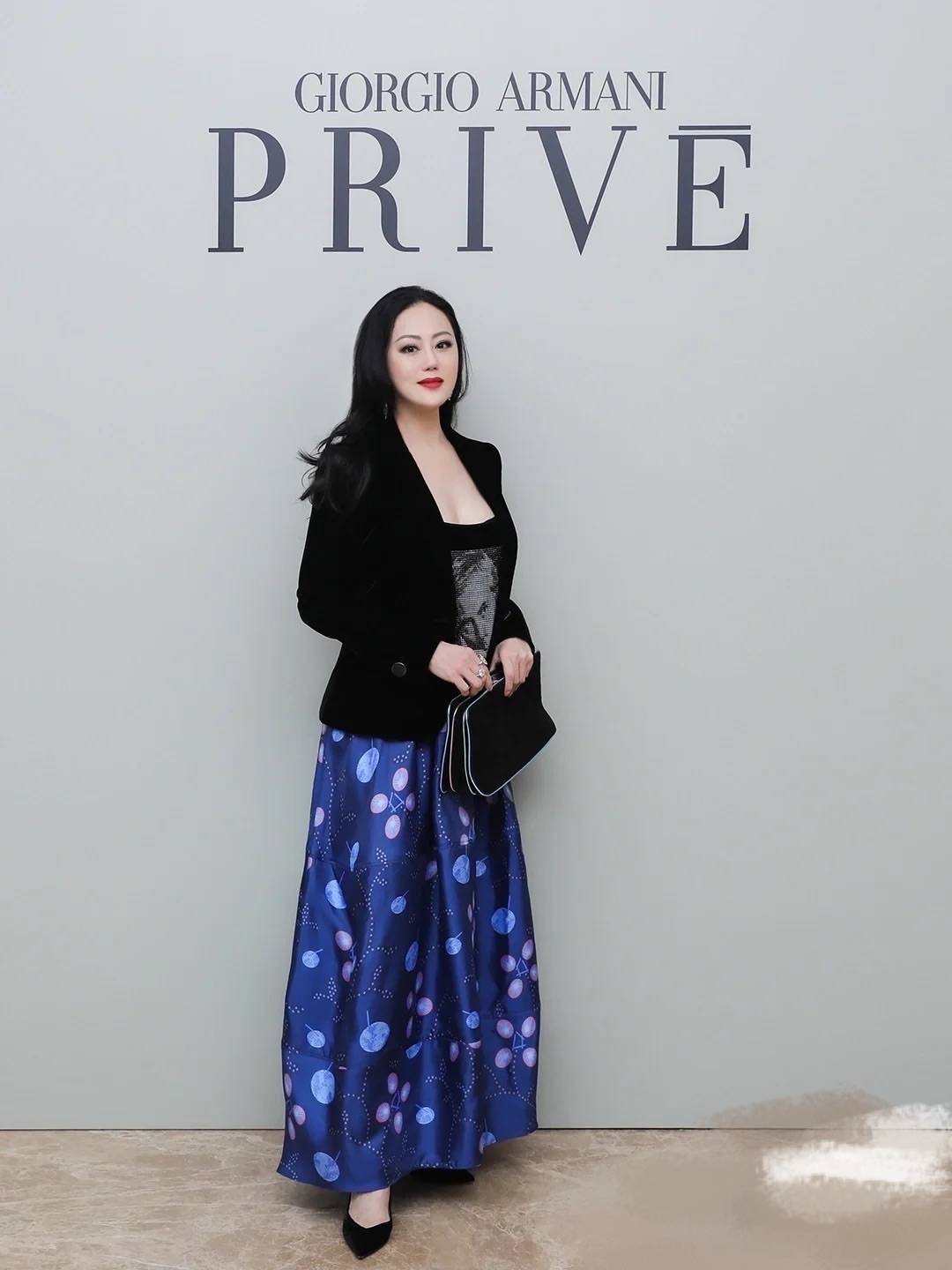 贵妇 章小蕙才是富贵花本花，穿长裙配西装打扮成贵妇范，哪里像老人！