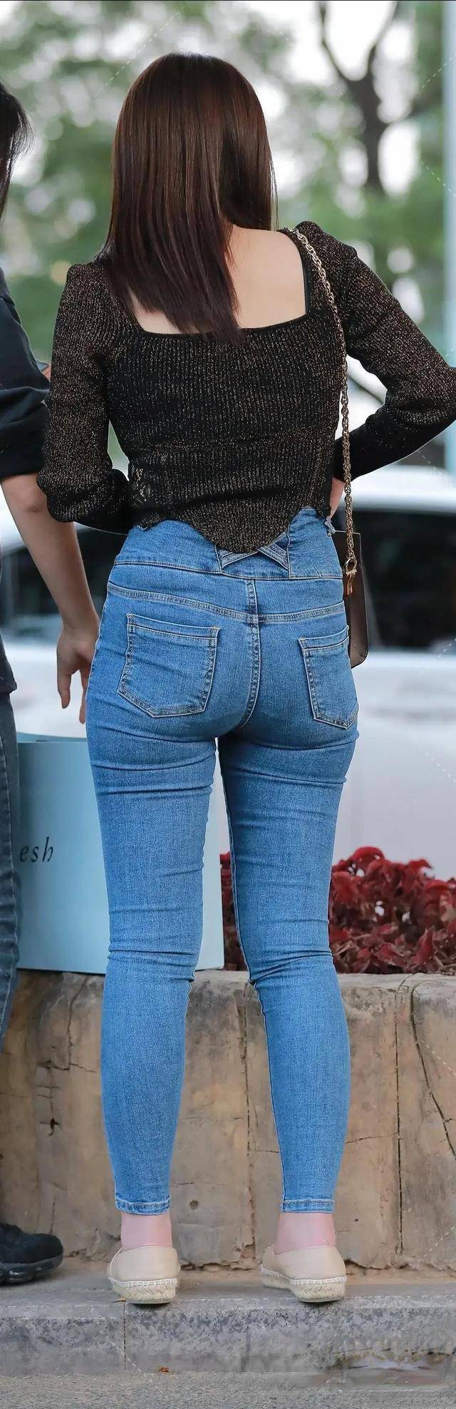 黑色 瑜伽裤要搭配一双浅色的鞋子，版型风格精致轻柔，裁剪独特