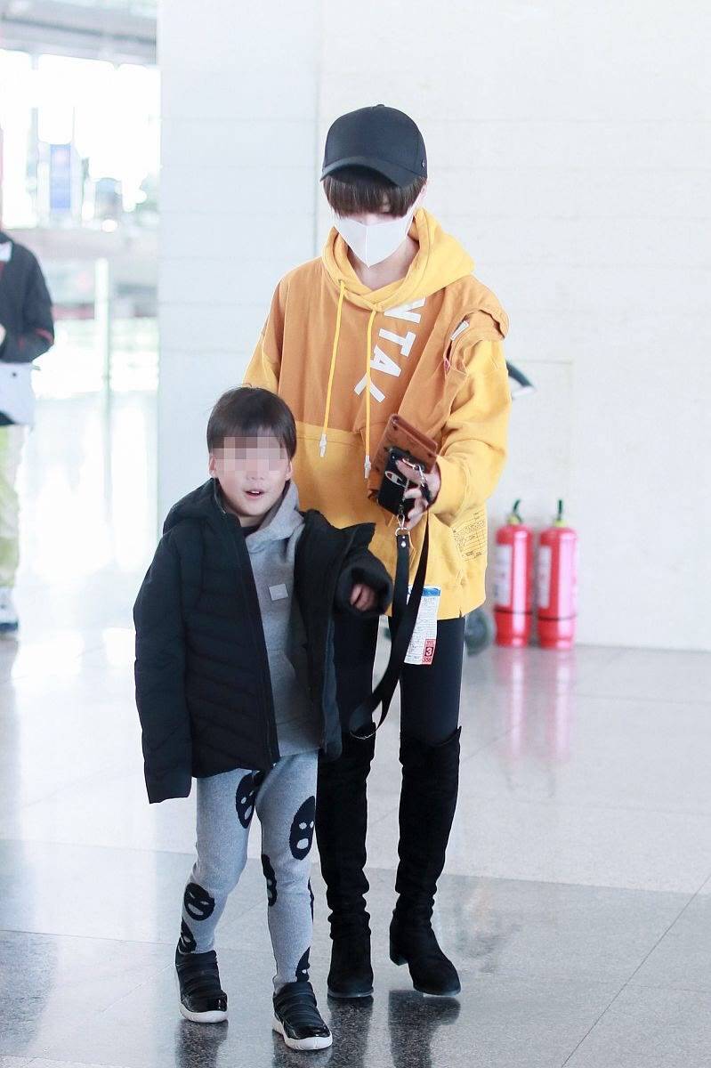 吴京 吴京爆火谢楠也变高调,一件卡通卫衣就要1万多,气质还像小姑娘