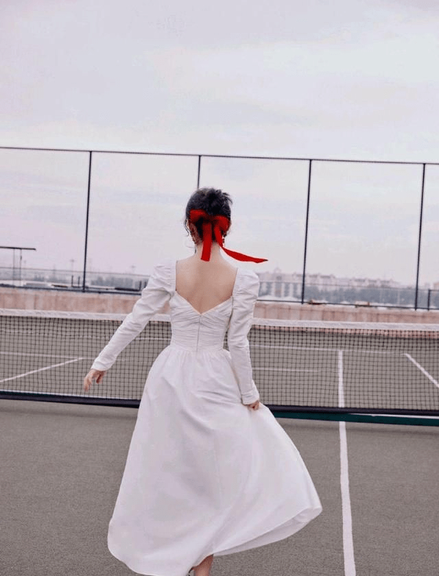 黑色 赵丽颖离婚后首个生日超低调！穿黑T被异性好友宠成公主，气质开挂