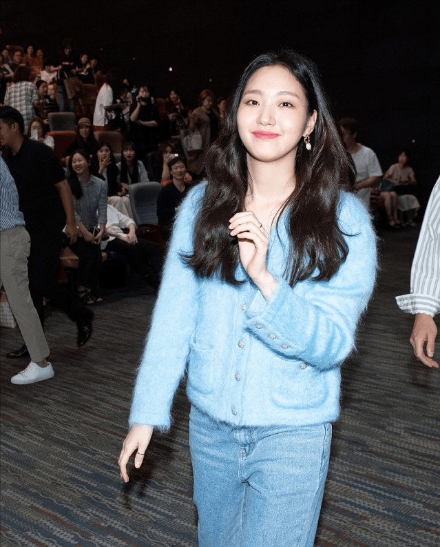 标准 金高银不是标准“韩美人”,但穿衣气质挺特别,针织衫穿出高级美