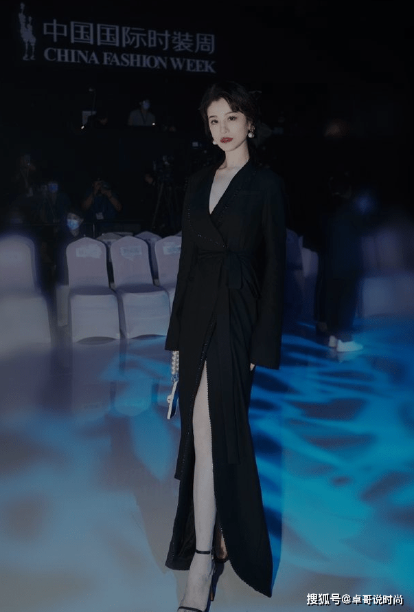 好身材 刘翔前妻葛天真敢穿，穿黑色开叉西装裙，白皙肤色好身材一目了然