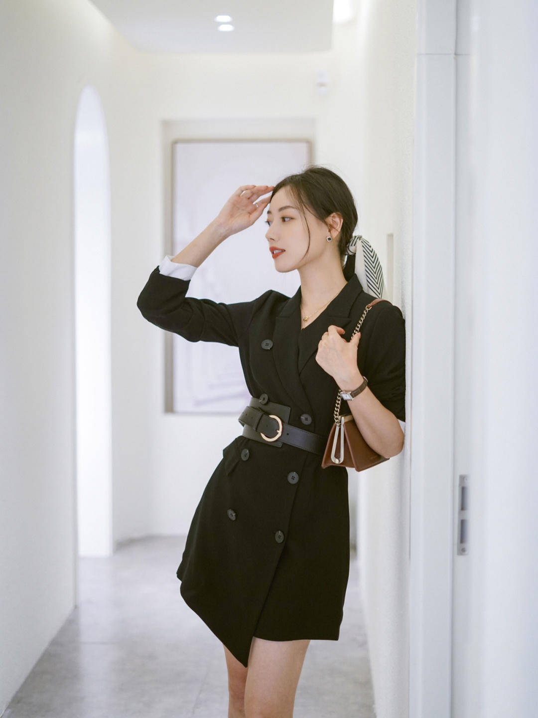 黑色 职场OL们少穿“西装”，学她这样穿，简约中不失大气感与女人味
