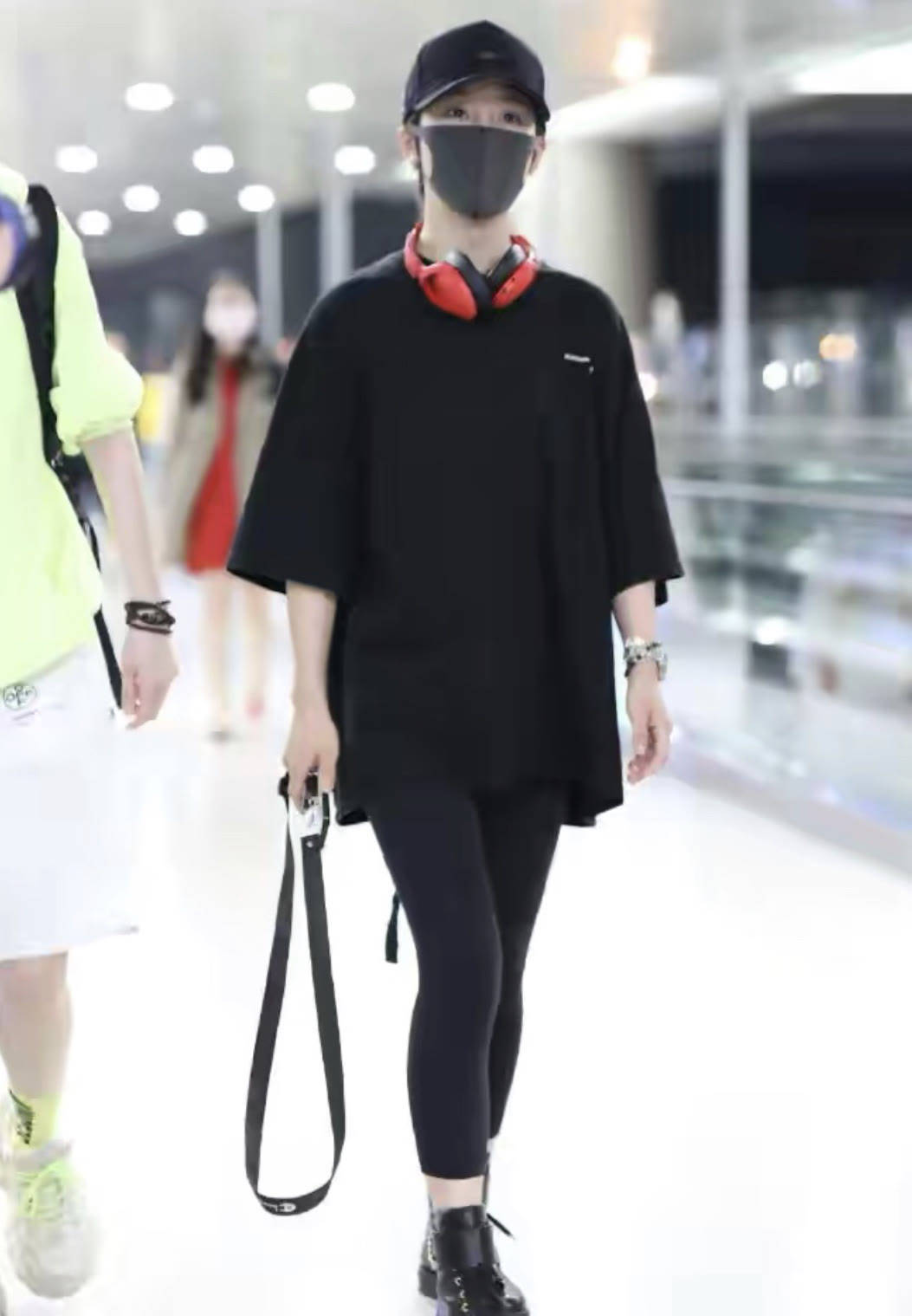 吴京 吴京爆火谢楠也变高调,一件卡通卫衣就要1万多,气质还像小姑娘