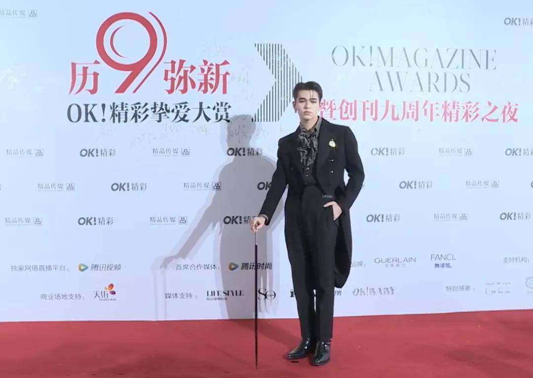 黄圣依 精彩之夜女星比美:邓萃雯宛若霸总,黄圣依颖儿高开衩长裙秀长腿