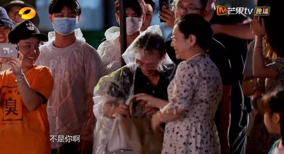 大姐|芒果台真敢想,凤凰传奇被网约车小哥惊到,这露天K歌节目太带劲