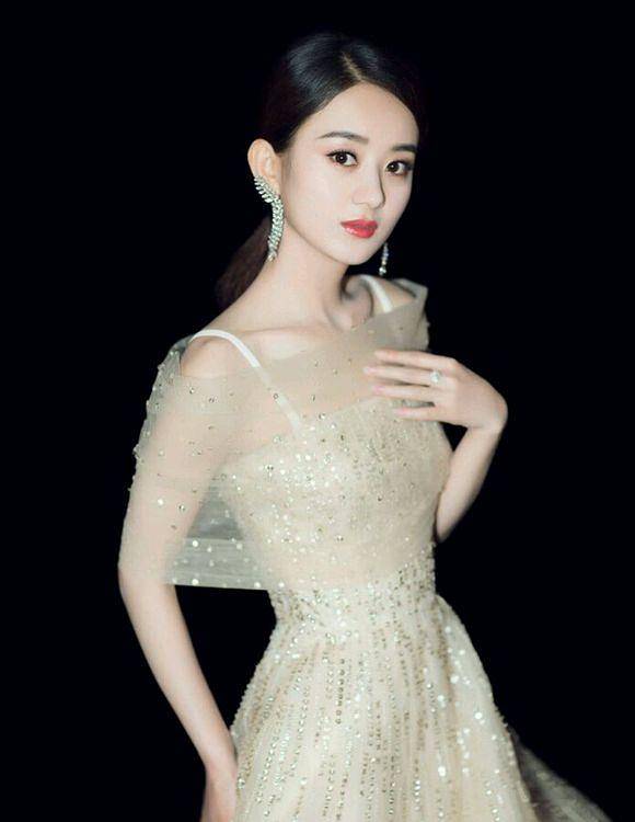 女神 赵丽颖穿搭时尚出街,曾被人嘲笑时尚资源差,曾被质疑模仿杨幂