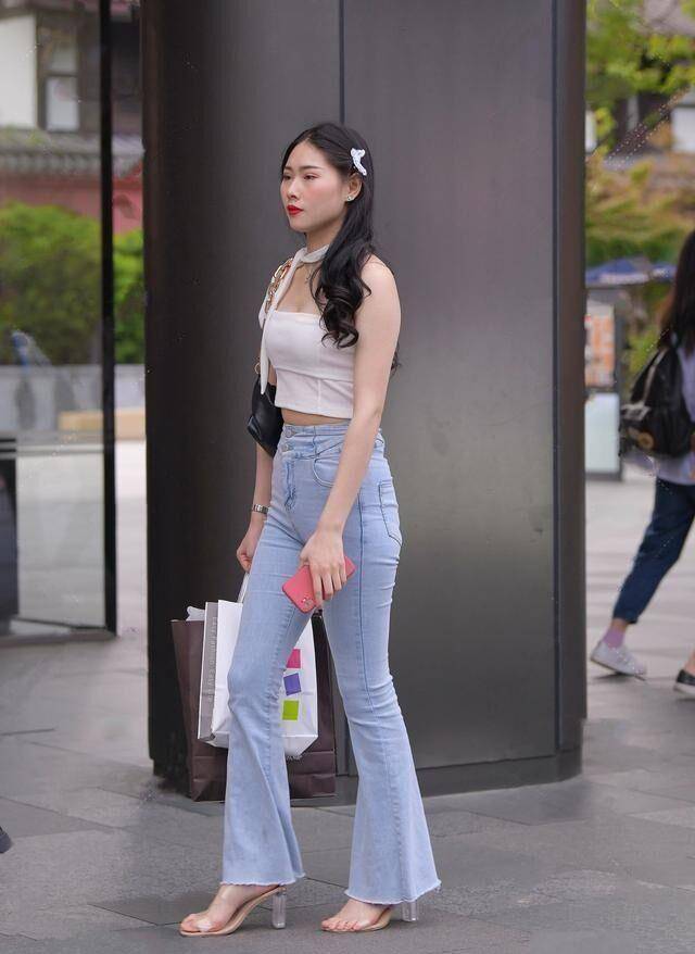 颜色 又到了“喇叭裤”的季节，真正适合微胖女人的穿搭，不露腿也很美