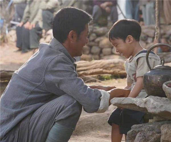 吴京小|《乘风》中的小演员是吴京小儿子，谢楠晒父子片场合影，温馨有爱