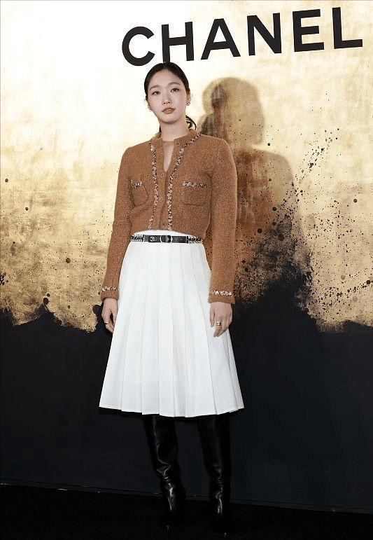 标准 金高银不是标准“韩美人”,但穿衣气质挺特别,针织衫穿出高级美