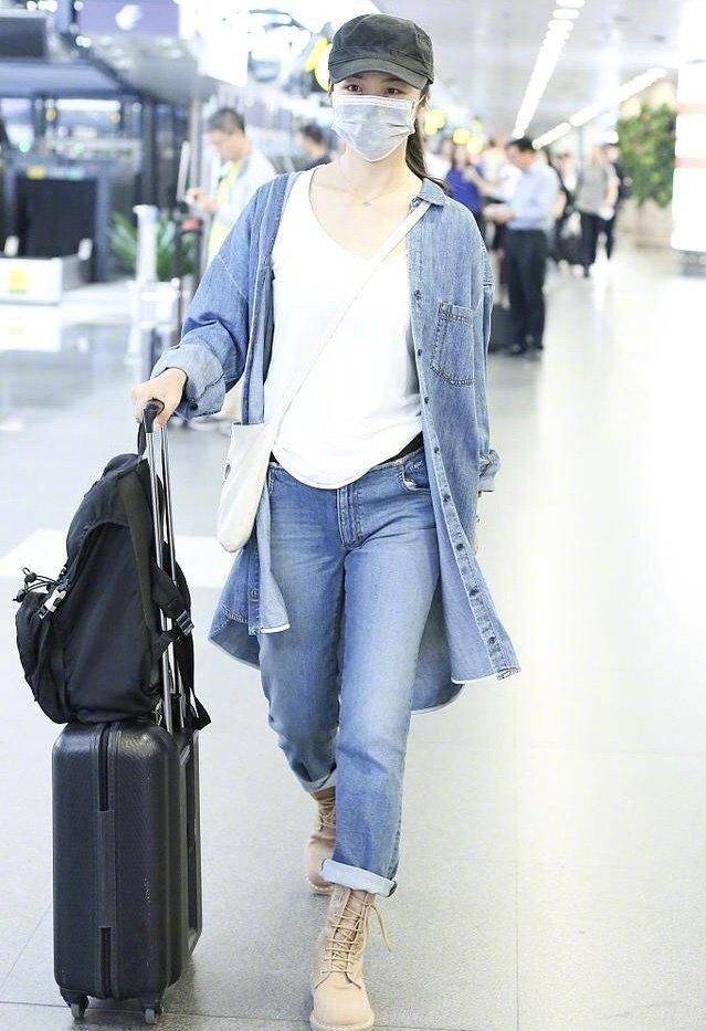 颜色 汤唯从不刻意打扮，素颜走机场还这么有气质，天生丽质就是漂亮！