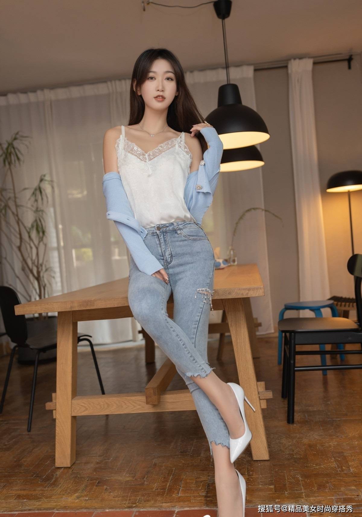 吊带 牛仔裤搭配白色吊带背心，清新减龄，优雅动人