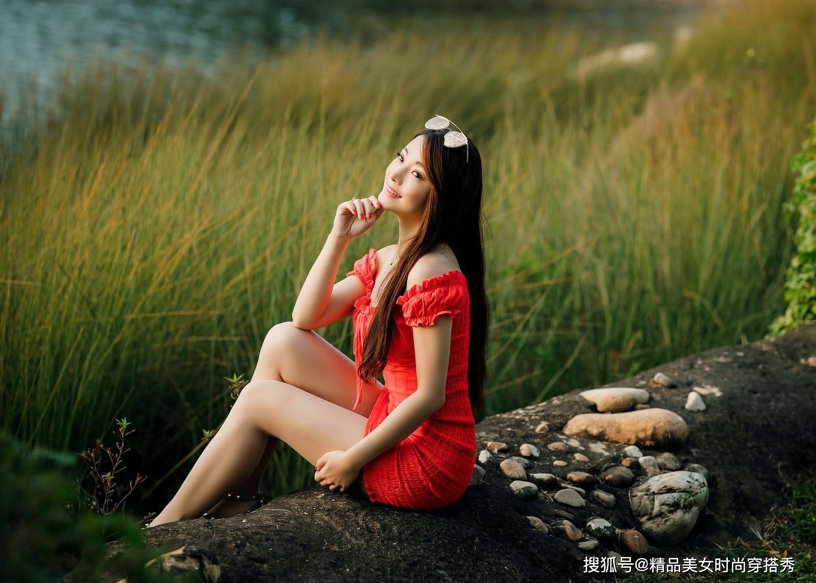 长度 小姐姐穿红色连衣裙，一字肩的款式很是性感迷人，尽显知性与优雅
