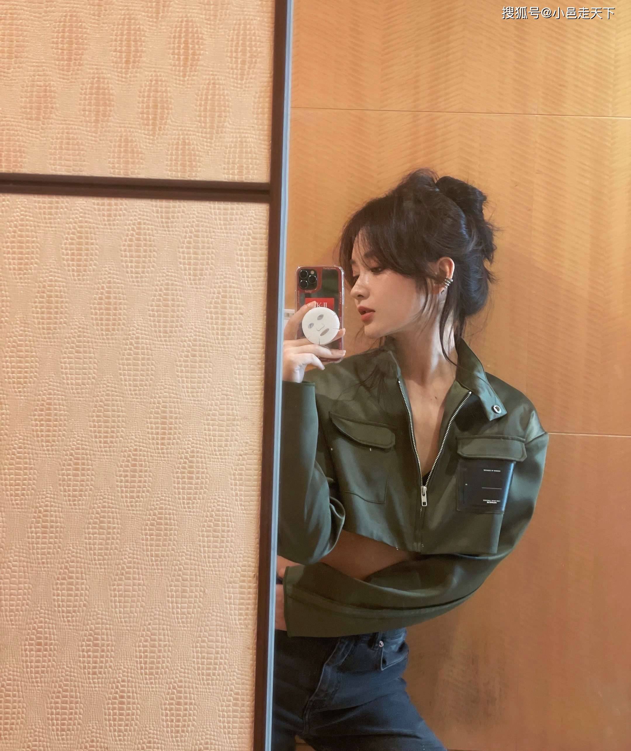 王一菲绿色衬衣高马尾性感写真