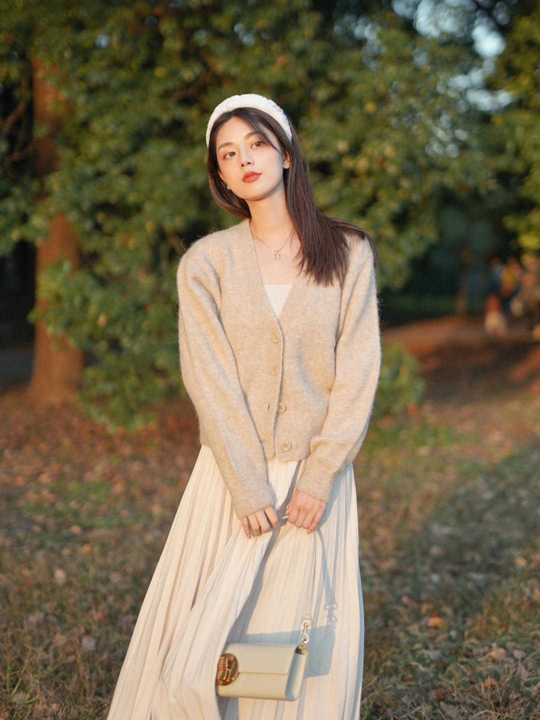 图片 秋冬的半身裙这样穿,时髦百搭又显气质,普通女生也能驾驭