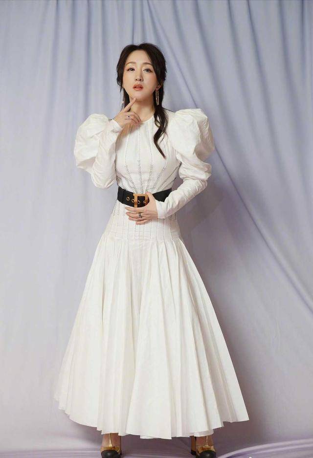 整体 杨钰莹不是装嫩是真嫩，穿黄色连衣裙活力减龄，看着像18岁少女