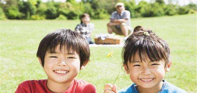 物质条件|“生了弟弟妹妹，是不是不爱自己了”，孩子询问家长，该怎么回答