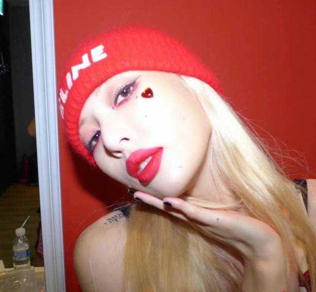 公司金泫雅金色齐肩短发造型曝光，身材引人关注，每次造型都很惊喜