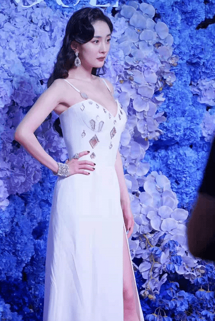 廓形 汤唯不愧是大花!穿深v秀事业线赢过杨幂,压轴出场成红毯大赢家