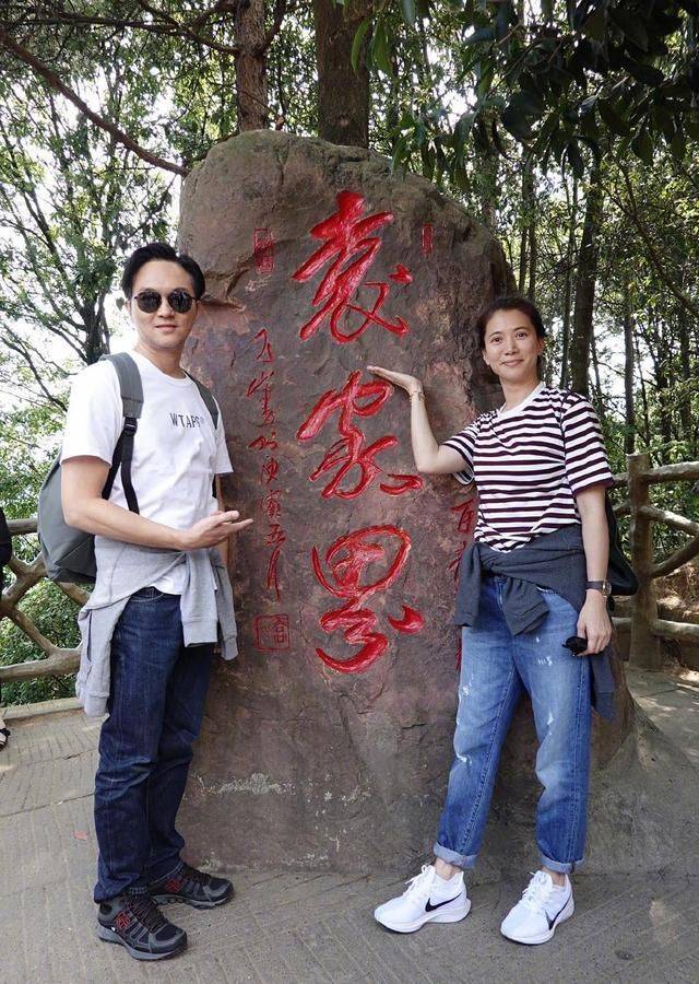状态偶遇袁咏仪买包合影，没修图还这么年轻，50岁素颜都比柜姐漂亮！
