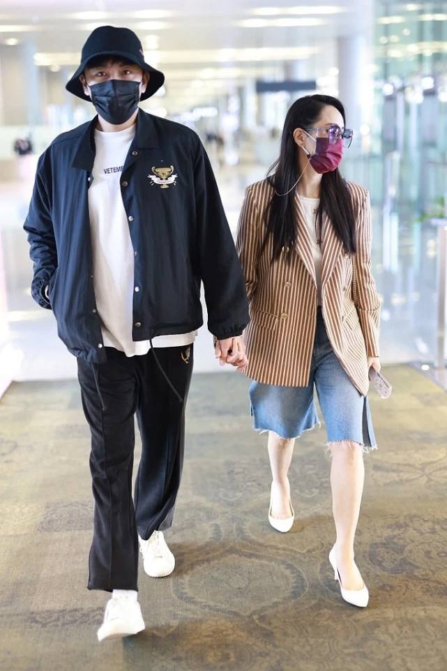 西装 52岁伊能静和42岁秦昊走机场,两人各穿各的,这造型看起来真不搭