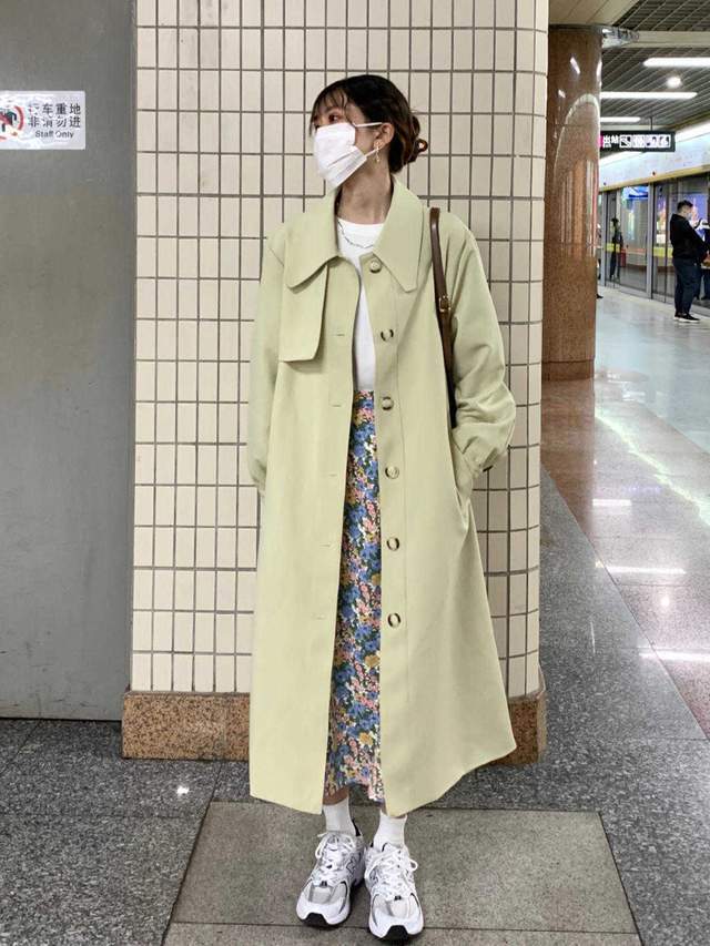 颜色 每一种风衣都有不同的搭配方法，也都有不同流行的颜色