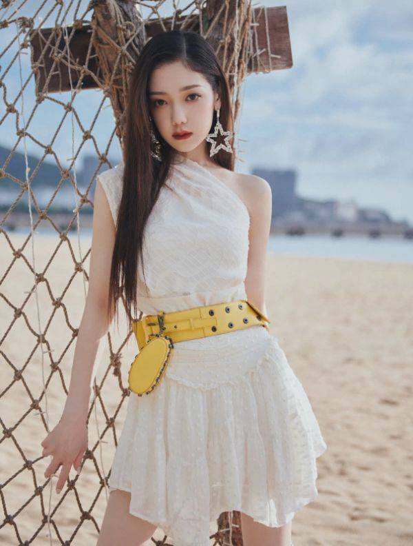 希林娜依·高 希林娜依·高海边氛围感写真，白色连衣裙温柔优雅，黄色腰带勾勒窈窕身姿