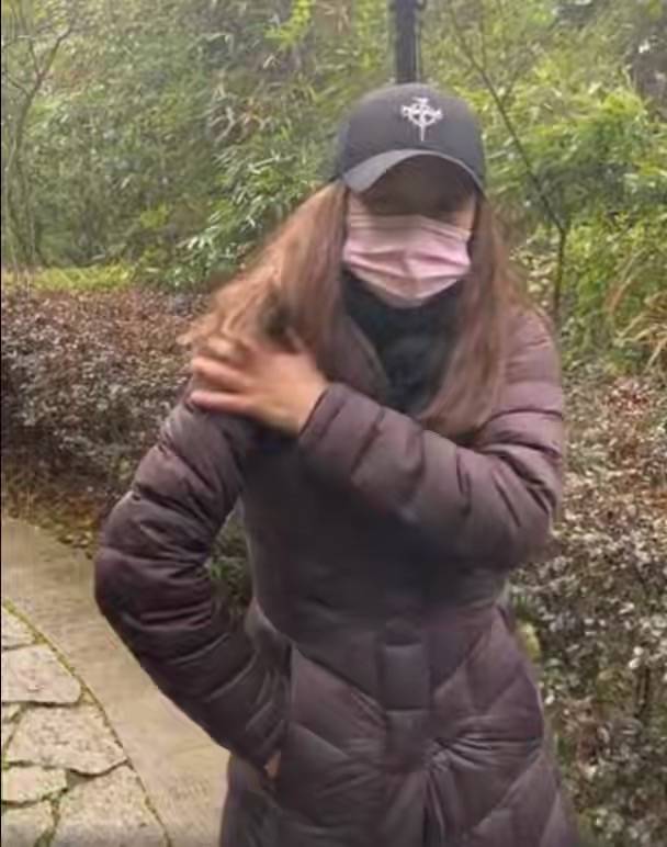 黑色 这打光太可怕了，邓萃雯脸白的很假，真人发黄皱纹多看着更舒服！
