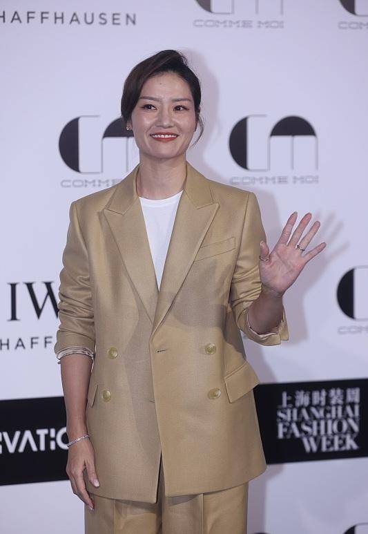 李娜 朱婷穿上了西装，网友：“太像模特了”，同框李娜对比更明显