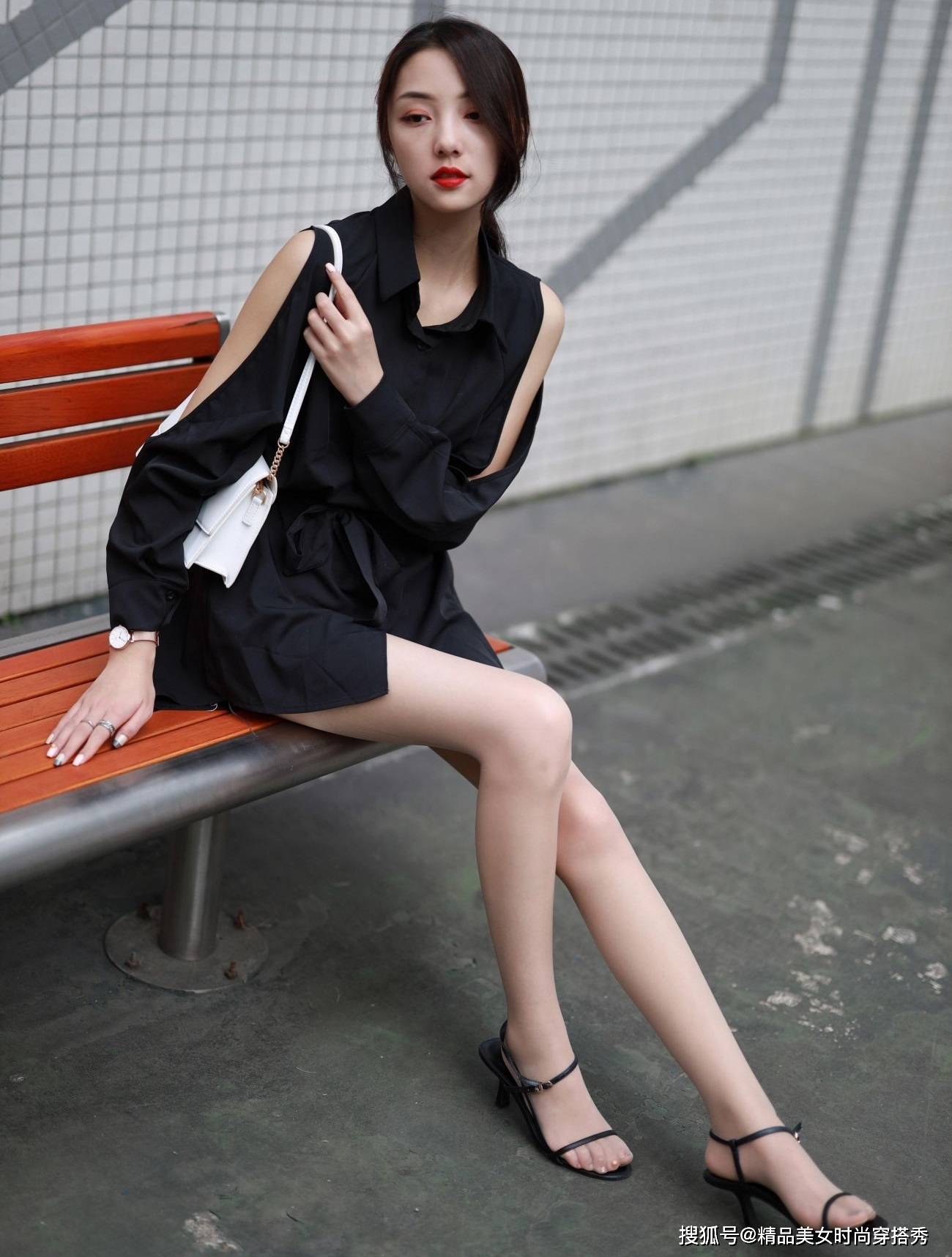 高跟鞋 这件黑色的衬衫下搭一条牛仔短裤，干练又不失女性独特的优雅感