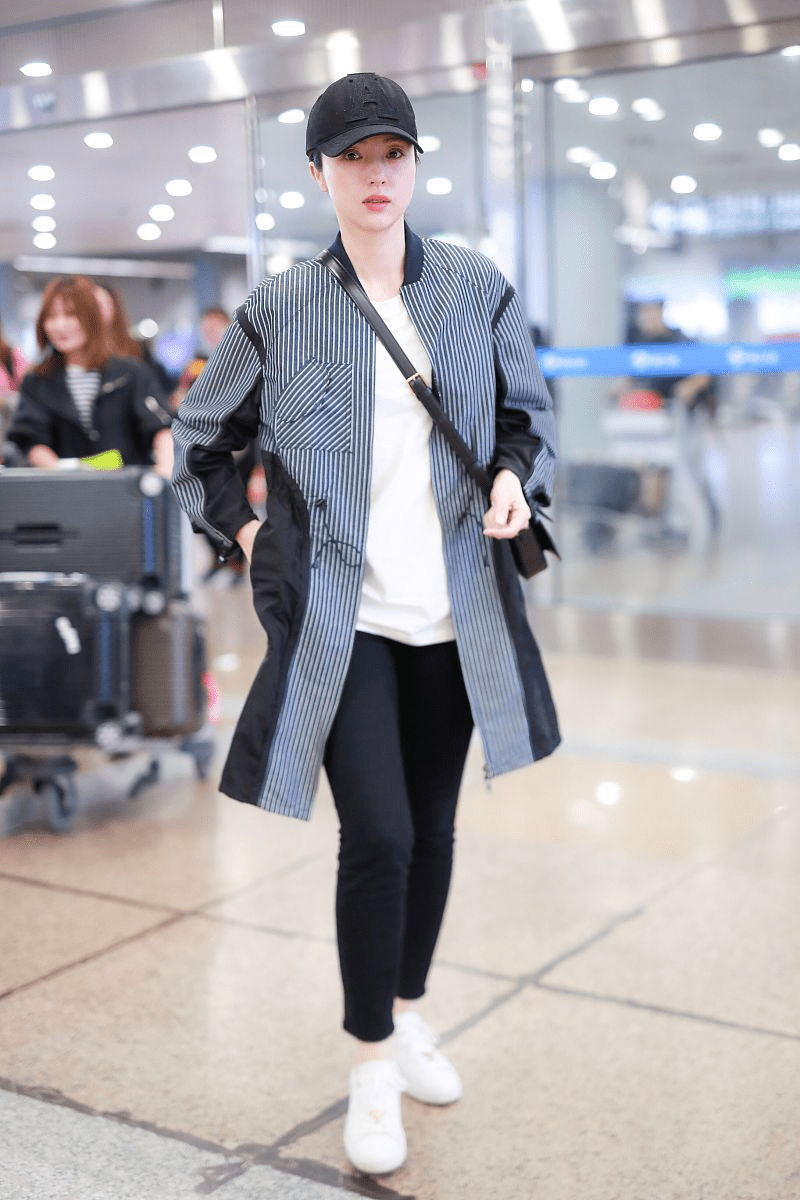 董璇 董璇的骨相美太有优势，穿红色亮片裙还扎丸子头，在哪都是女神