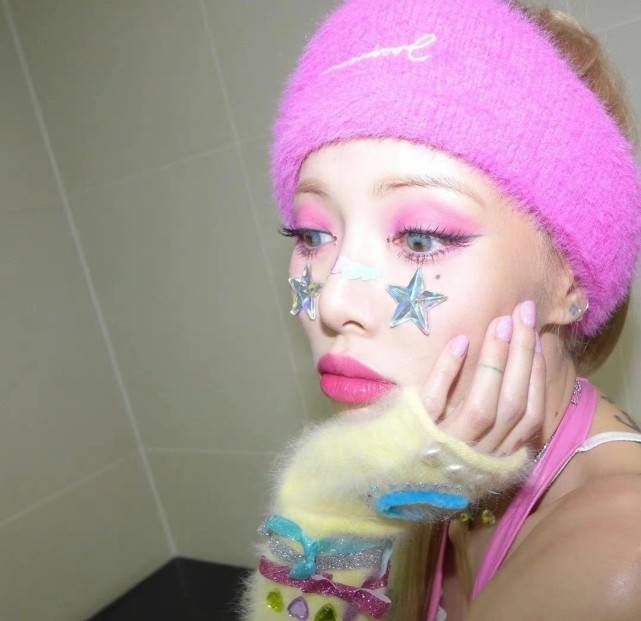 公司金泫雅金色齐肩短发造型曝光，身材引人关注，每次造型都很惊喜