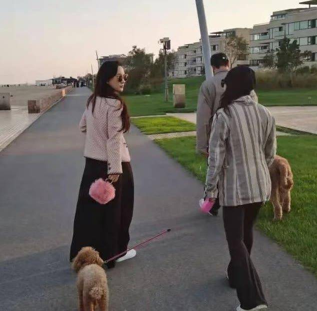 身材 网友海边偶遇杜江一家?霍思燕身材明显发福,与杜江形成鲜明对比