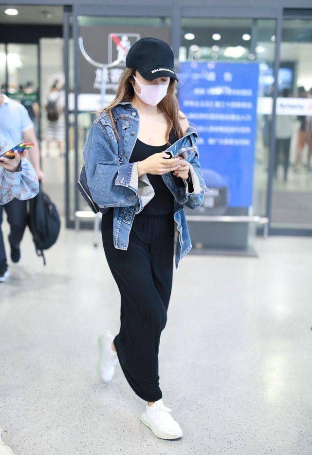 姐俩 刘芸和妈妈怎么跟姐俩似的？妈妈穿得挺嫩的，她却走复古风