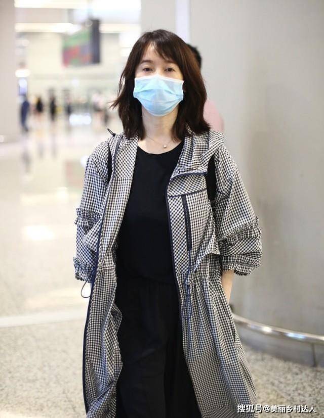 左小青 “阔太”左小青出街太没架子，穿格子外套真随意，素颜状态更像30
