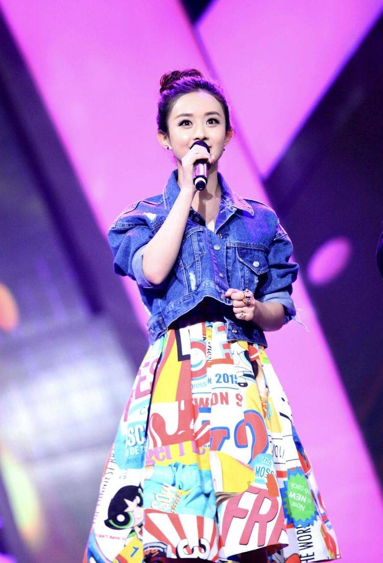 时尚女孩 简单的白衬衫在搭配了吊带外裙之后就变得层次感十足