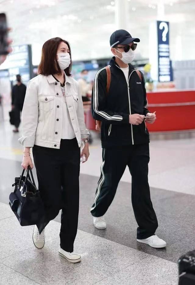 牛仔 袁咏仪携张智霖走机场，穿牛仔外套显瘦又显年轻，真不像是71年的
