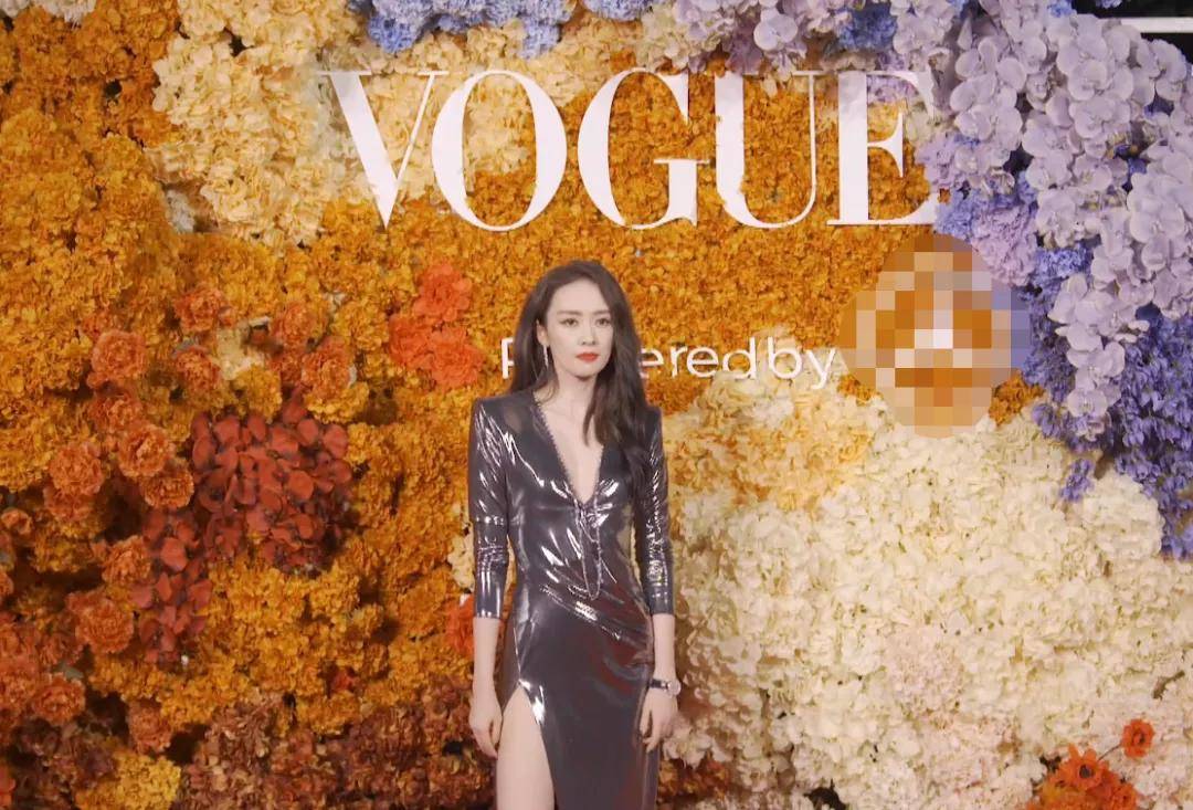 杨幂《VOGUE》盛典红毯：刘雯上衣像窗帘布，宋茜穿得仿佛要出海捕鱼