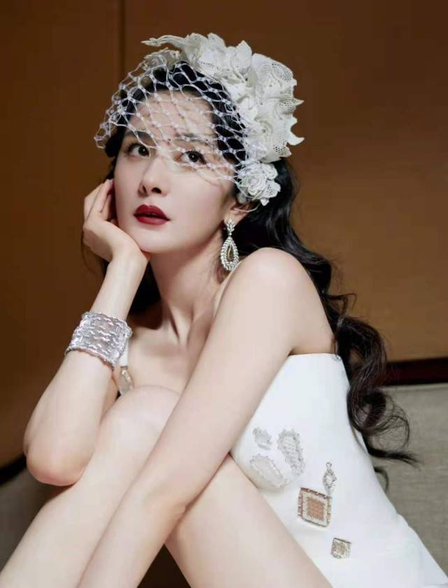 廓形 汤唯不愧是大花!穿深v秀事业线赢过杨幂,压轴出场成红毯大赢家