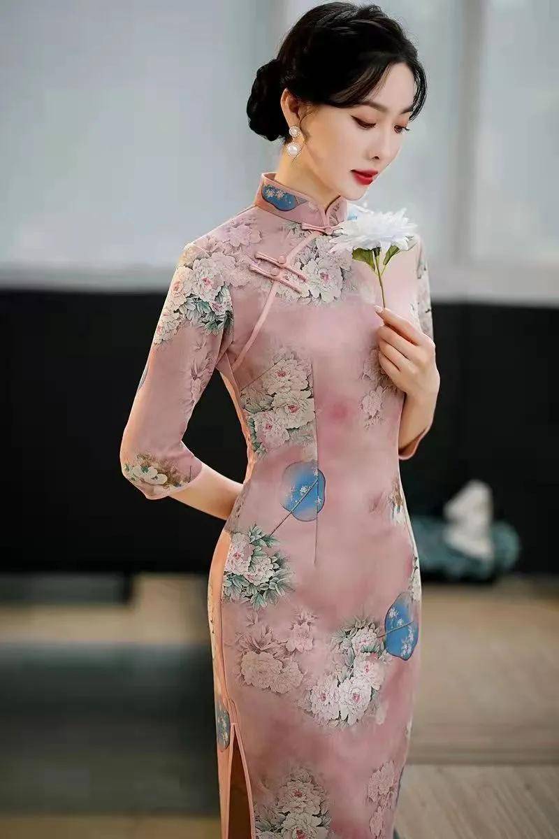 美得 秋天穿旗袍，蕴藏在岁月里的女人味，学会这样穿搭，美得惊艳时光