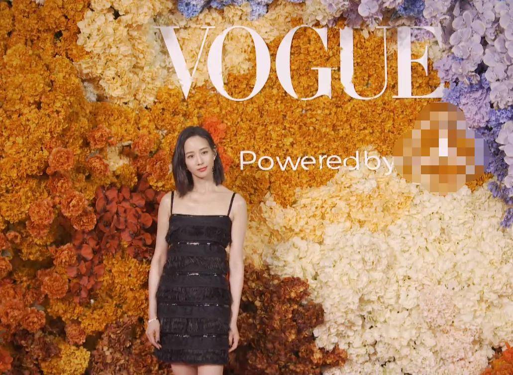 杨幂《VOGUE》盛典红毯：刘雯上衣像窗帘布，宋茜穿得仿佛要出海捕鱼