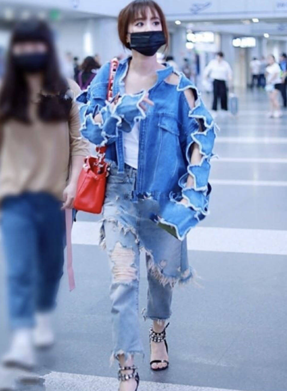 个性 蔡依林：衣服裤子全是洞？内搭吊带刷新了三观，个性风格好抢眼！