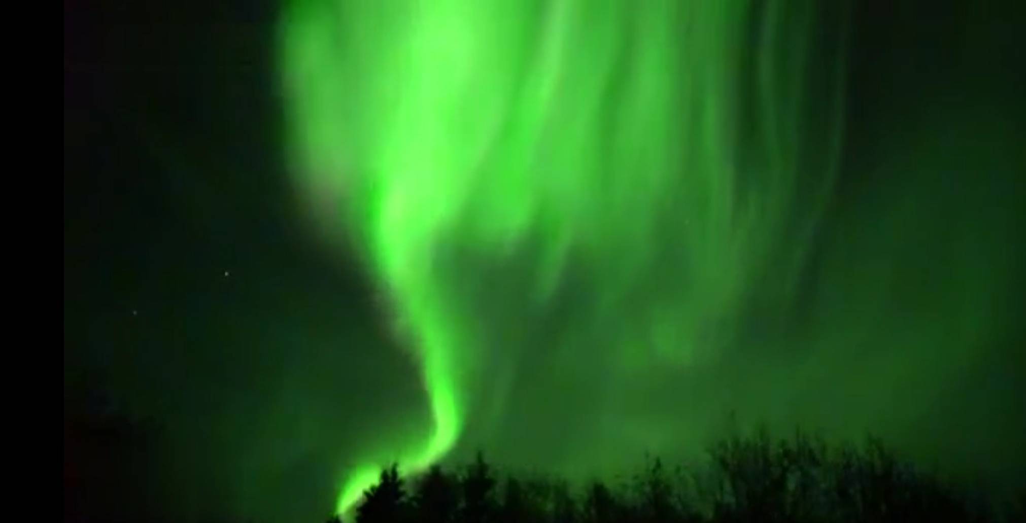 加拿大出现绝美极光，像绿色的薄纱在飞舞