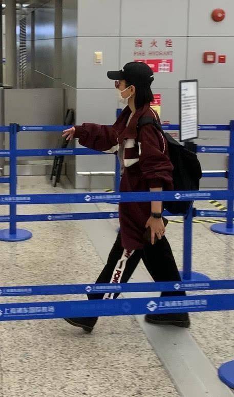 周笔畅 女歌手太霸气,运动外套穿出风衣的气质,真是气质女神